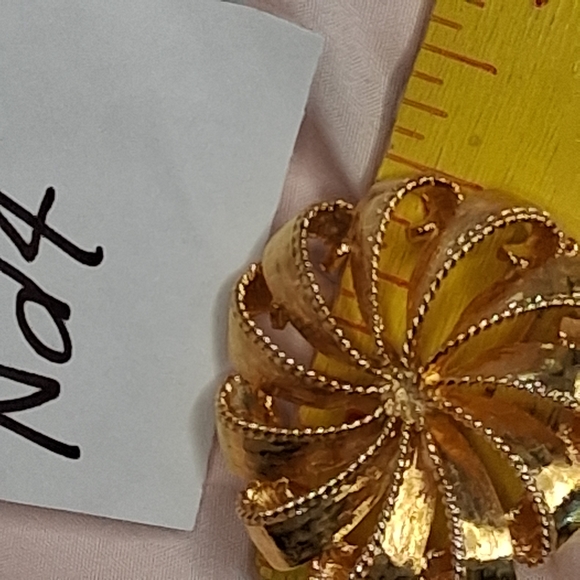 Anne Klein AK Signed Gold Toned Round Circular Ribbon Brooch Sun Burst Swirl - Picture 9 of 9